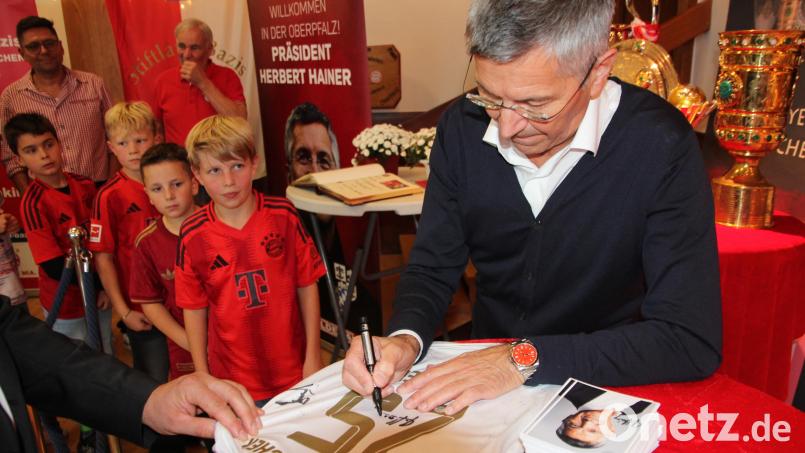 FC-Bayern-Präsident Herbert Hainer in Plößberg: Autogramme gab es in Hülle und Fülle. Bild: kro
