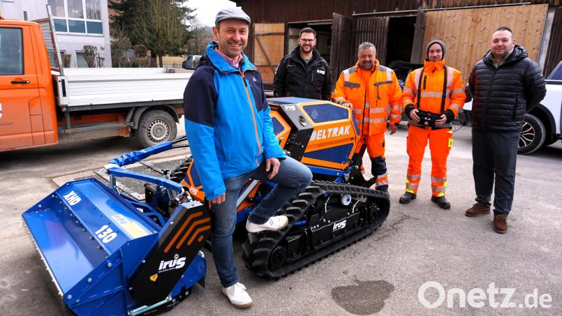 Bürgermeister Hans Ram (von links), Sascha Bodammer, Bernhard Graf, Manuel Ostermeier und Piotr Wojcienchowski bei der Übergabe der Mähraupe. Bild: Lothar Trager