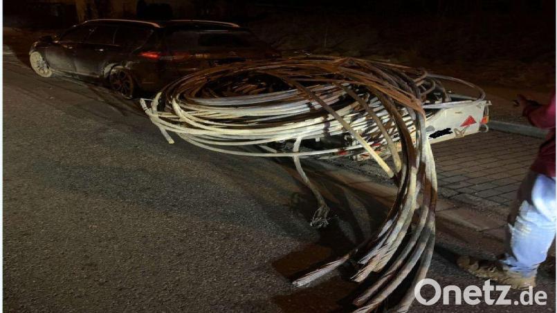 Deutlich überladen war der Anhänger eines 64-Jährigen, der damit in Weiden unterwegs war. Doch nicht nur das: Seine Ladung war Diebesgut, das er zuvor von einer Baustelle in Altenstadt/WN gestohlen hatte. Bild: Polizei Weiden