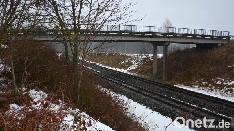 Elektrifiziert wird die Bahnstrecke Marktredwitz nach Regensburg. Im Bereich der Stadt Mitterteich passiert die Bahn auch diese Brücke (Bild) bei Oberteich, die im Rahmen der Elektrifizierung rückgebaut und neu errichtet werden muss. Bild: jr