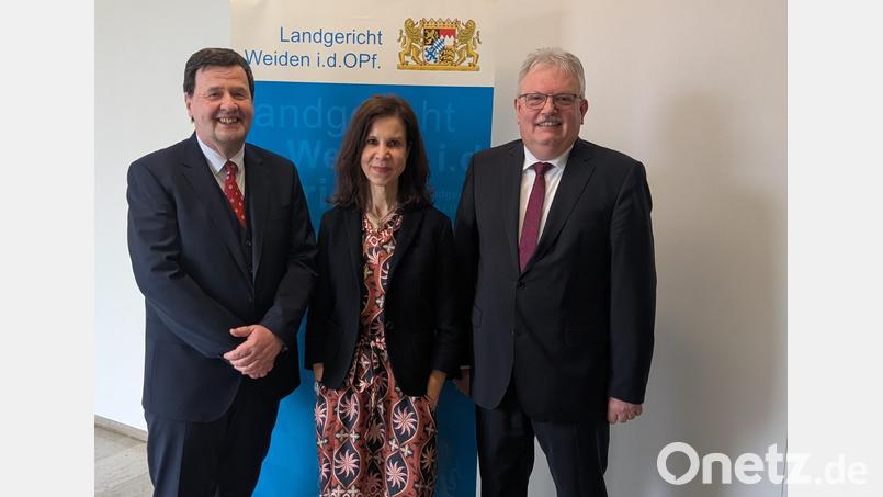 Die neue Präsidentin des Oberlandesgericht Nürnberg, Beate Ehrt, bei ihrem Antrittsbesuch in Weiden mit Amtsgerichtsdirektor Werner Schnappauf (links) und Landgerichtspräsident Josef Weidensteiner (rechts). Bild: wüw