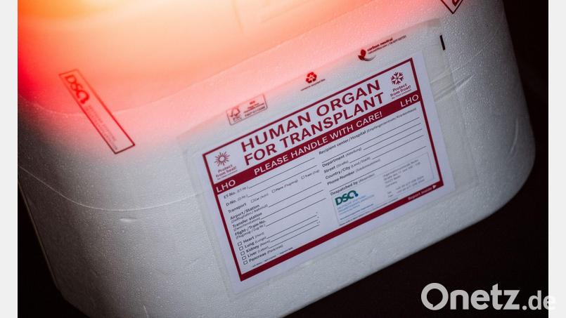 In Neapel braucht der kleine Junge dringend ein neues Spenderherz. (Illustration) Bild: Sebastian Gollnow/dpa