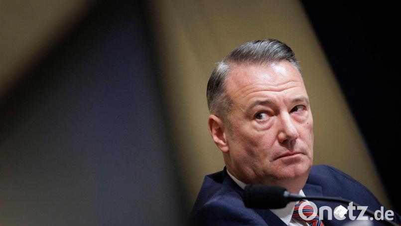 ICE-Direktor Todd Lyons äußerte sich im US-Repräsentantenhaus auch zur Fußball-WM. Bild: Tom Brenner/AP/dpa