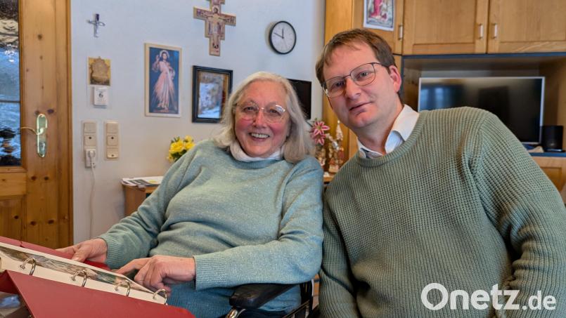 Waldfride Holzapfel zusammen mit Andreas Sagstetter im ehemaligen Atelier von Fußmaler Günther Holzapfel im Haus in Steinburg bei Hunderdorf. Bild: Paul Zrenner