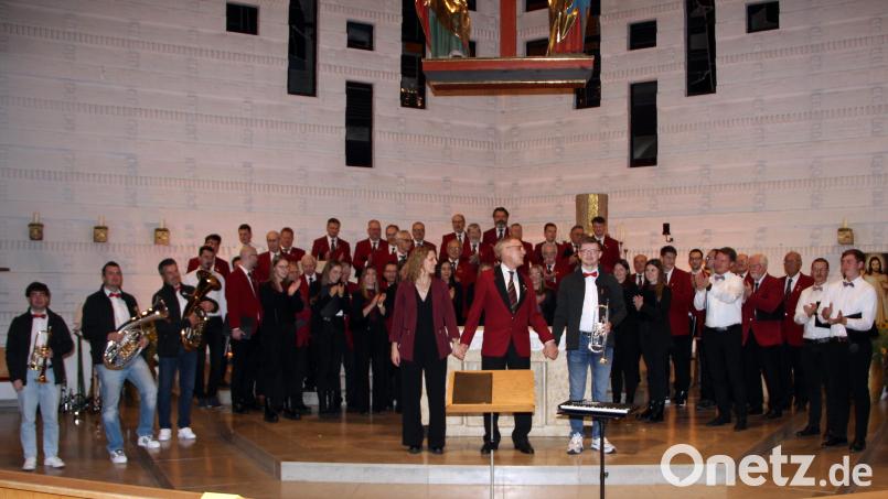 Die Zuhörer erleben in Kirchenthumbach ein mitreißendes Konzert. Die Chöre Polyphonia und Eintracht Reuth sowie die Dießfurter Schlossbläser schaffen das Kunststück, musikalisch eine Einheit zu bilden. Bild: lep