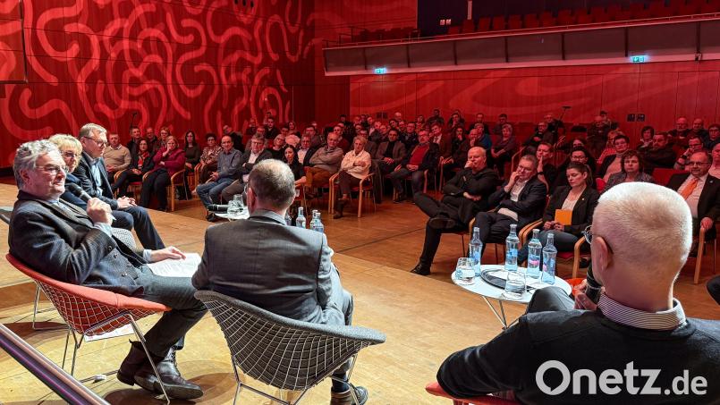 Im Saal des Amberger Congress Centrums ging es um die Zukunft der Krankenhäuser. Fazit des hochrangig besetzten Podiums: Es geht nur miteinander, nicht gegeneinander. Bild: Petra Hartl