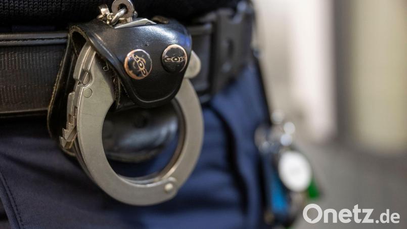 Der Verdächtige soll sein Opfer heimtückisch mit einem Gemüsemesser ermordet haben. (Symbolbild) Bild: Peter Kneffel/dpa