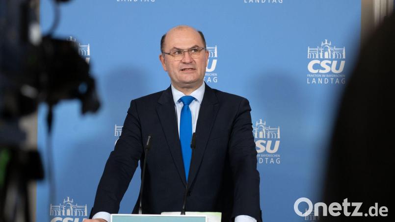 Bayerns Finanzminister Albert Füracker (CSU) erwartet für den Freistaat keinerlei Rechtsfolgen nach dem Karlsruher Urteil zu verfassungswidrigen Bezahlungen für Beamte in Berlin. (Archivbild) Bild: Pia Bayer/dpa