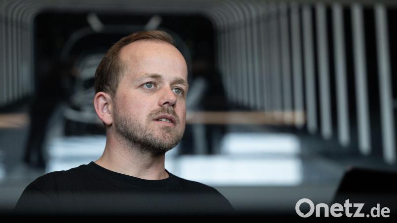 Tesla-Werksleiter André Thierig kritisiert die IG Metall, die Vorwürfe zurückweist. (Archivbild) Bild: Sebastian Gollnow/dpa