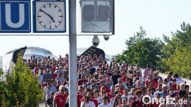Weil der Nahverkehr stark eingeschränkt ist, sollten die Fans für den Weg zum Münchener Stadion mehr Zeit einplanen. (Archivbild) Bild: Soeren Stache/dpa