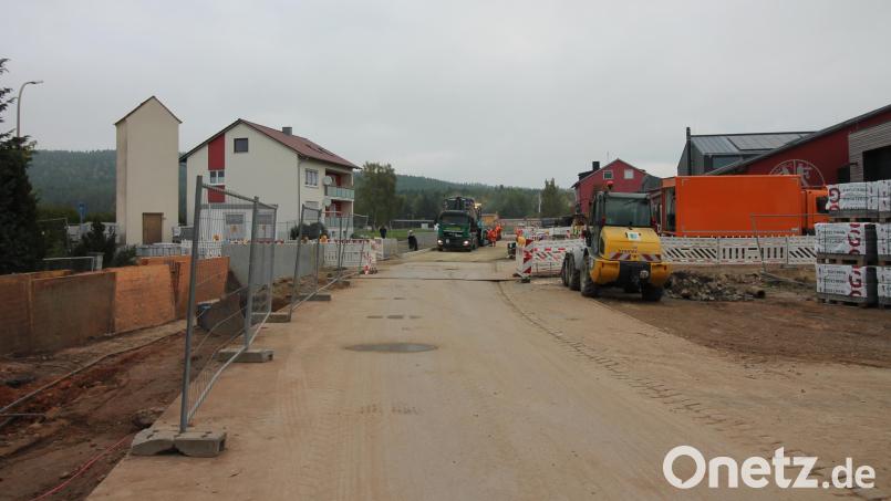Um die Bauarbeiten beim Schwarzenbacher Gemeindezentrum schneller zum Abschluss zu bringen, musste die Parksteiner Straße vollständig gesperrt werden. Dabei dürfte es noch bis zur vorletzten Oktoberwoche bleiben. Bild: Bernhard Piegsa