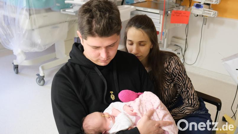 Die Familie glücklich vereint: Cvitlana, ihr Mann und die kleine Tochter Ariana. Bild: Sandra Dietl/Klinikum St. Marien Amberg