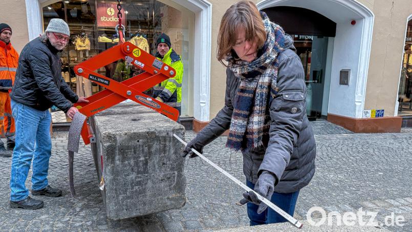 Es geht um jeden Zentimeter. Entsprechend genau nimmt es Ina Bogner vom Stadtmarketing. Bild: Stephan Huber
