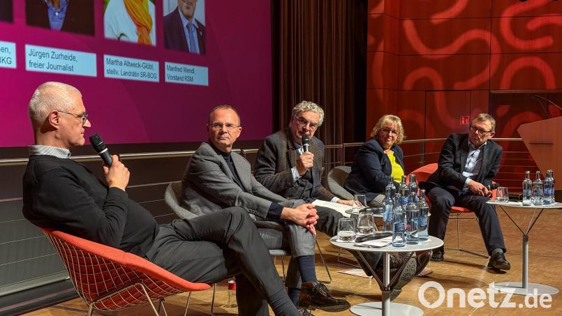 Die Experten auf dem Podium (von links): Ingo Morell, Präsident der Deutschen Krankenhausgesellschaft, Roland Engehausen, Geschäftsführer der Bayerischen Krankenhausgesellschaft, Jürgen Zurheide, freier Journalist, Martha Altweck-Glöbl, stellvertretende Landrätin Straubing-Bogen und Manfred Wendl, Klinikum St. Marien. Bild: Petra Hartl