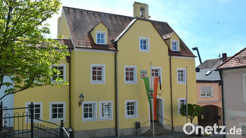 Wer hat im Konnersreuther Rathaus künftig das Sagen? Um die Nachfolge von Bürgermeister Max Bindl bewerben sich zwei Männer und eine Frau. Bild: jr