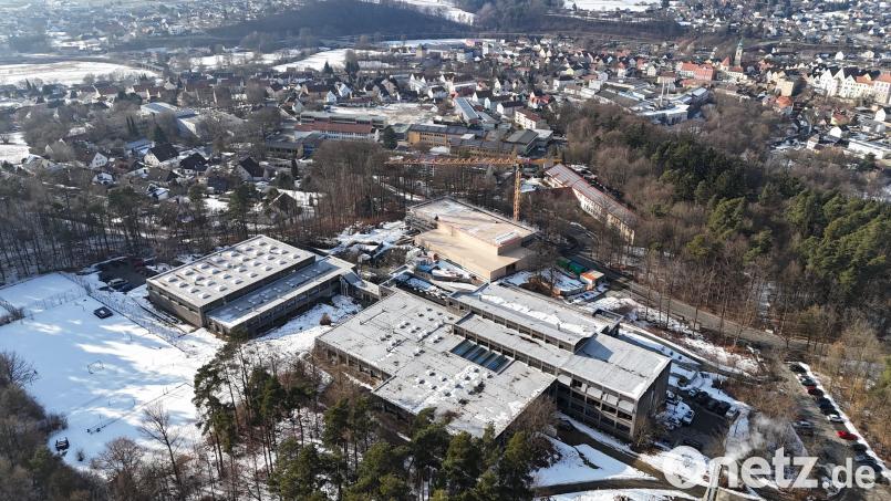 Die neue Schwimmhalle entsteht auf einer Teilfläche des Neustädter Gymnasiums. Bild: Gustl Beer