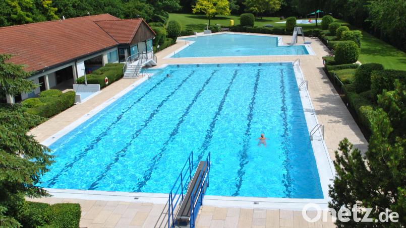 Nach 50 Jahren muss das Illschwanger Freibad saniert werden. Die konkreten Pläne stehen weitgehend fest. Kopfzerbrechen bereitet den Gemeinderäten der hohe Eigenanteil, den die Gemeinde zu stemmen hat. Bild: no
