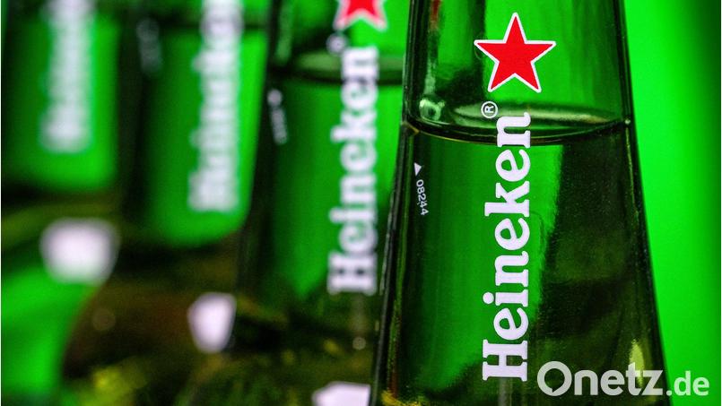 Heineken will nach eigenen Angaben jährlich 400 bis 500 Millionen Euro sparen. Bild: J. David Ake/AP