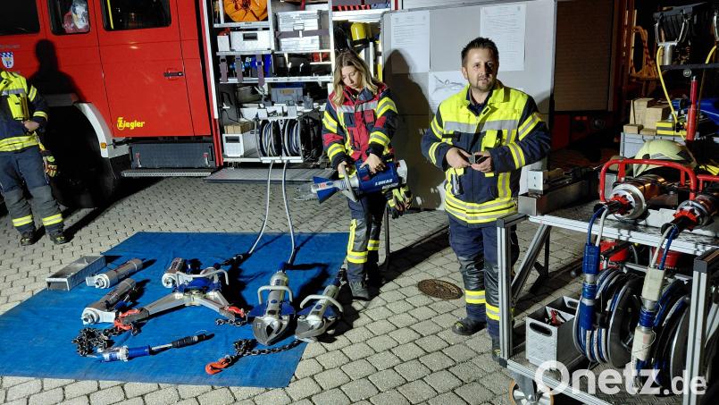 Kommandant Andreas Kneidl und Lee-Ann Seitz stellten dem Stadtrat die Schneide- und Spreizausrüstung der Pressather Feuerwehr sowie ein Musterstück des zur Anschaffung beantragten mobilen Gerätes vor. Bild: Bernhard Piegsa