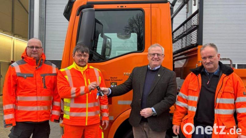 Ein neues, leistungsfähiges Fahrzeug verstärkt ab sofort die Flotte des Städtischen Bauhofs. Im Bild (von links): Jürgen Liebl (stv. Bauhof-Leiter), Christian Dirnberger (Kraftfahrer Bauhof), Oberbürgermeister Andreas Feller und Bernhard Boßle (Werkstattleiter) Bild: Daniel Weigl, Stadt Schwandorf