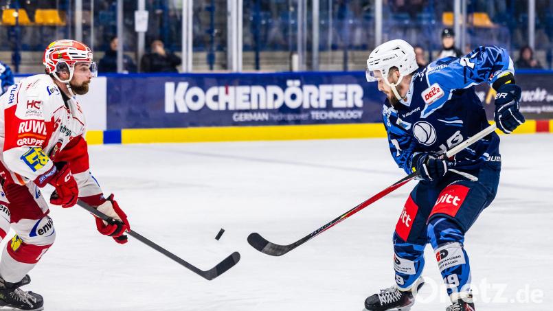 Calvin Pokorny (rechts) im Zweikampf mit einem Crimmitschauer. Nach der Heimniederlage der Blue Devils Weiden am Dienstagabend gegen die Eispiraten, verlieren die Blue Devils langsam den Anschluss in der Tabelle. Verteidiger Pokorny findet nach dem Spiel klare Worte. Bild: Tobias Neubert