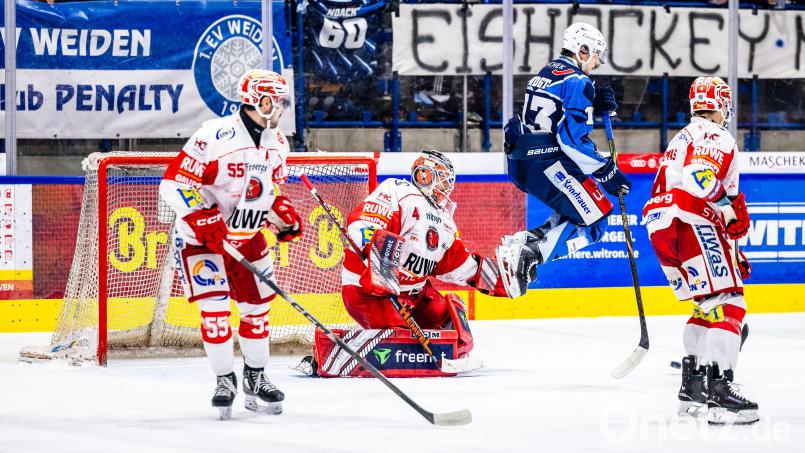 Dass die Blue Devils Weiden den Sprung in die Pre-Playoffs noch schaffen, erscheint nach der Niederlage gegen die Eispiraten Crimmitschau sehr unwahrscheinlich. In der neuen Folge "Powerplay" geht es unter anderem darum und um die immer noch offene Trainerfrage in Weiden. Bild: Tobias Neubert