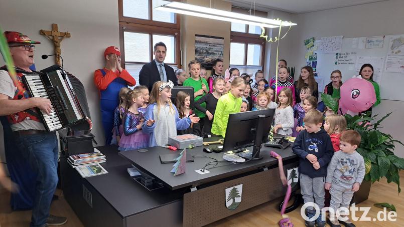 Bürgermeister Rudolf Teplitzky singt und schunkelt mit der Faschingsgesellschaft Grün-Weiß zur Musik von Gardemusiker Fonse Bild: wel