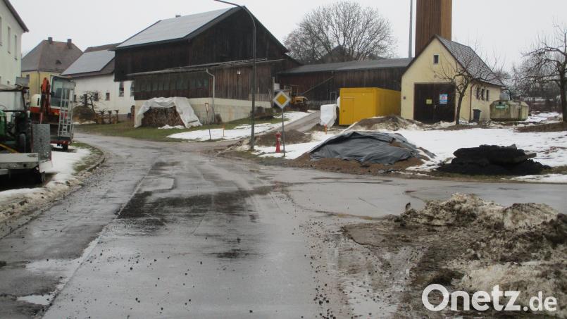 Nach dem Ausbau der Kreisstraße durch die Ortschaft Pischdorf ist in diesem Jahr die Gemeindestraße Richtung Enzelsberg an der Reihe. Im Haushalt 2026 sind dafür 865.000 Euro eingestellt. Bild: bnr
