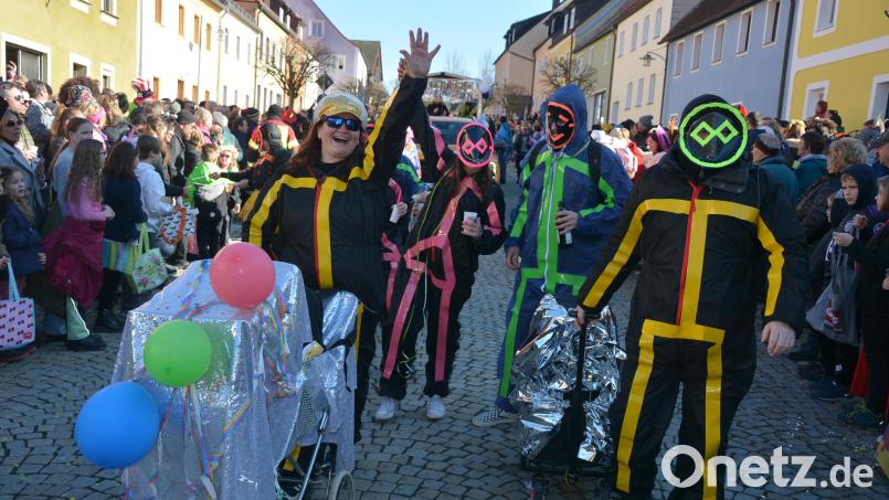 Auch diese Strichmännchen und -frauchen hatten beim Faschingszug im Vorjahr ihren Spaß. Welche Verkleidungen sich die Teilnehmer für den Waldecker Gaudiwurm 2026 haben einfallen lassen, ist am Sonntag, 15. Februar, zu sehen. Archivbild: jr