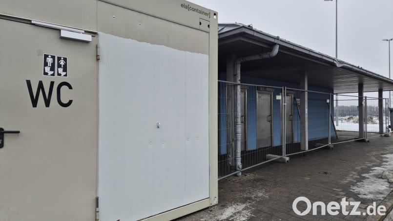 Vor zwei Jahren hat es in der WC-Anlage auf dem Rastplatz Schlossberg bei Pfreimd an der A 93 gebrannt. Seither stehen hier Container als Ersatz. Bild: Hösamer