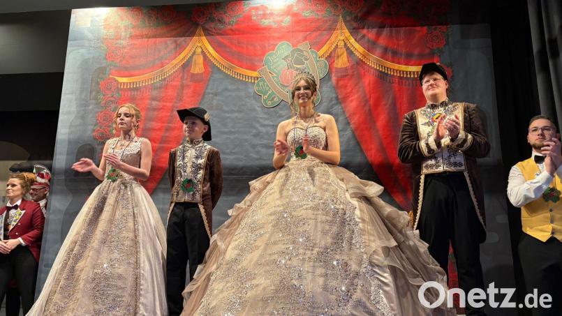 Welche ein schönes Bild die beiden Prinzenpaare abgeben. Sie werden nicht nur die Neustädter Faschingsnarren begeistern. Bild: Bernhard Knauer