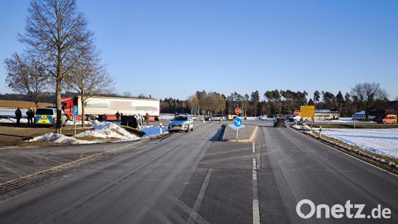 Bei Speinshart kollidierten ein Lastwagen und ein Transporter. Bild: Jürgen Masching