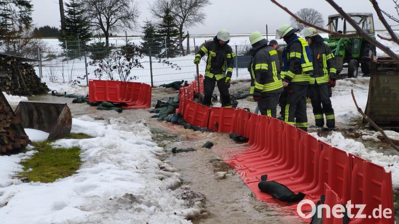 Der Einsatz in Kaltenlohe am Mittwochnachmittag war die Bewährungsprobe für ein 2024 angeschafftes Hochwasser-Schutzsystem der Feuerwehr Waldershof. Bild: Feuerwehr Poppenreuth/exb