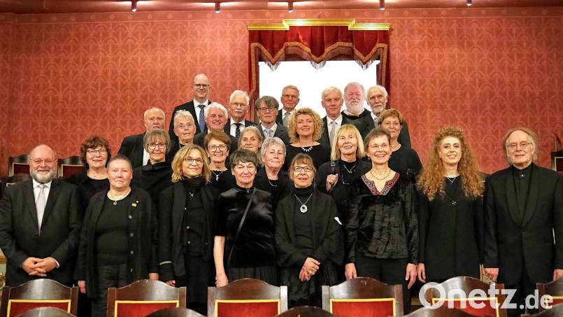 Die Amberger Chorgemeinschaft mit ihrem Leiter Dieter Müller (ganz rechts) anlässlich des Festkonzerts zur Feier des Städtepartnerschaftsjubiläums mit Périgueux im Oktober 2025. Archivbild: Peter Ringeisen
