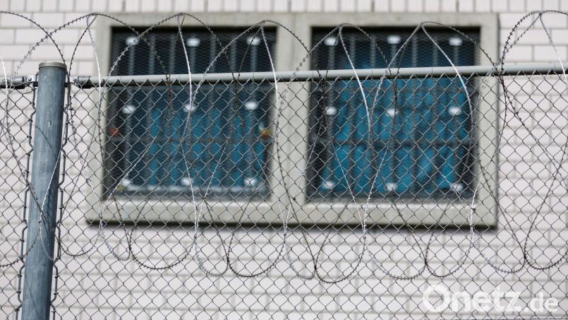 Ein Motorradfahrer aus Wunsiedel muss ins Gefängnis – er fuhr seit 1993 immer wieder ohne einen Führerschein zu besitzen. Zudem fehlt die Versicherung für das Fahrzeug. Symbolbild: Daniel Karmann/dpa