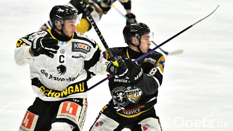 Max Klughardt (rechts)und der ERSC Amberg sind gut in die Abstiegsrunde gestartet. Bild: Hubert Ziegler