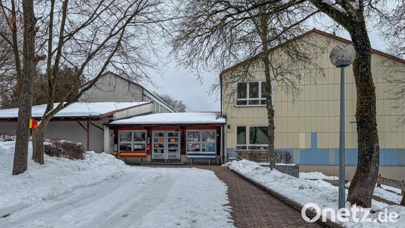 Die Schule in Neukirchen ist für die beiden Bürgermeisterkandidaten, Amtsinhaber Peter Achatzi (CSU) und Herausforderer Christian Beyer (SPD), ein wichtiges Thema. Bild: Stephan Huber