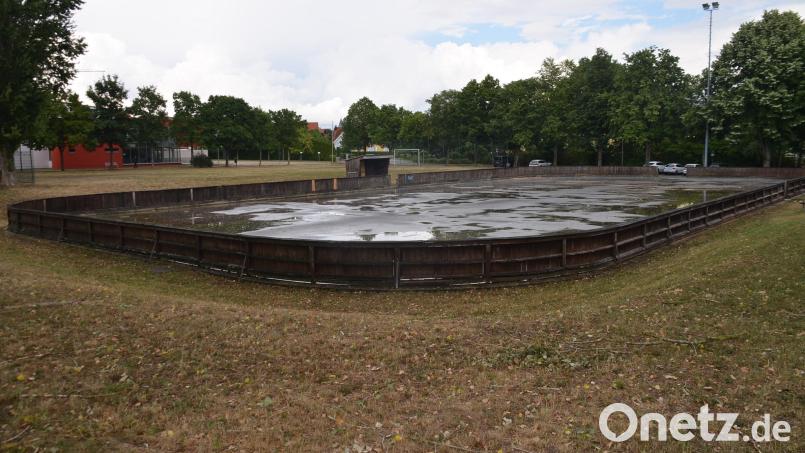 Die Eisbahn bei der Sportarena. Um diesen Bereich geht es im dritten Bauabschnitt des ISEK-Projekts "Lebendige Ortsmitte" in Speichersdorf. Bild: ak