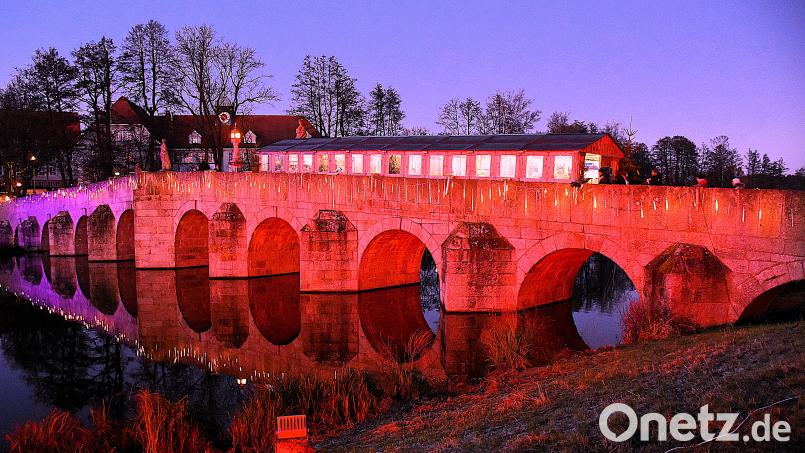 Das war die Farbe der Beleuchtung im Jahr 2024. Welche Farbe diesmal gewählt wurde, wird erst am Freitag vor Markteröffnung um 18 Uhr beim ersten Probelauf der Beleuchtung öffentlich gezeigt. Archivbild: ubb