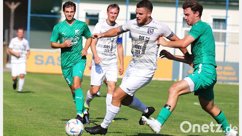 Szenen aus den Bezirksliga-Duellen Etzenricht gegen Schlicht mit Michael Wexlberger am Ball Bild: war