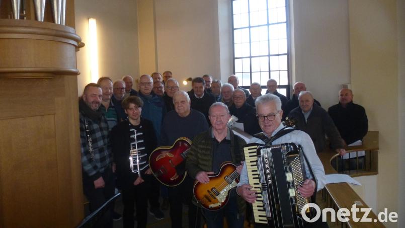 Ausdrucksvoll agierten der Männergesangsverein Mantel und das Instrumentalquintett mit Leiter Michael Bertelshofer (vorne rechts). Bild: Siegfried Bock