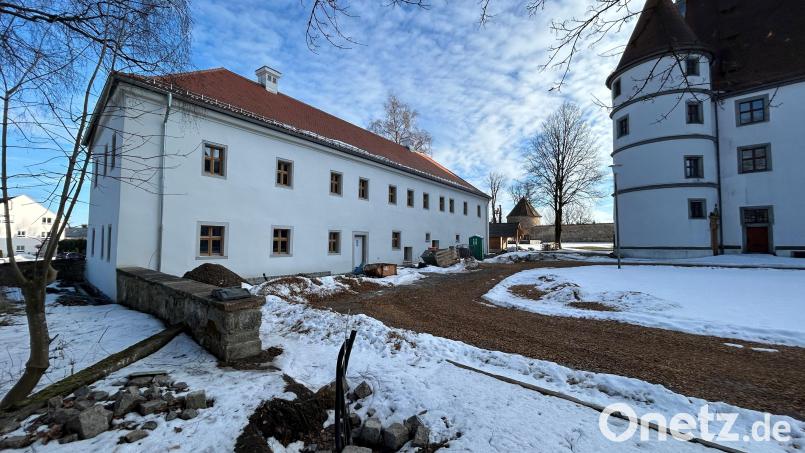 Immer noch Baustelle: In das Kavaliersgebäude (links) sollen heuer die KfZ-Zulassungsstelle des Landratsamts sowie die VHS Vohenstrauß einziehen. Der Einzugstermin hatte sich nach einem Wasserschaden im Oktober 2025 verschoben. Bild: ck