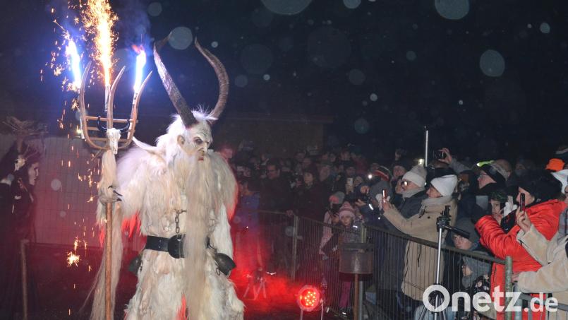 Eine spektakuläre Show mit martialischer Musik und tollen Lichteffekten war geboten. Bild: jr