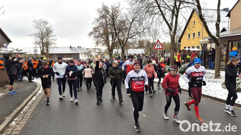 Mit dem Startschuss von Robert Biersack setzte sich pünktlich um 10 Uhr das große Teilnehmerfeld des Vorbacher Silvesterlaufs in Bewegung – darunter Läufer, Walker und auch vierbeinige Begleiter. Bild: wmi