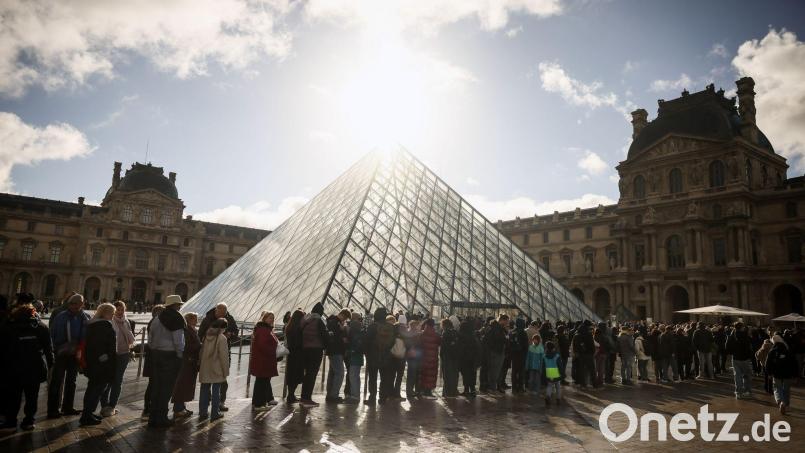 Wegen Verdachts auf Betrügerei mit gefälschten Tickets hat der Louvre die Polizei eingeschaltet. Es wird die Existenz eines umfassenden Netzwerks vermutet (Archivbild). Bild: Thomas Padilla/AP/dpa