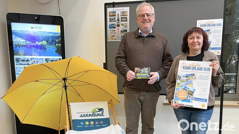 Noch ist die „Postkarten-Wand“ im Foyer des Schwandorfer Rathauses leer. Die Familienbeauftragte der Stadt Schwandorf, Sabine Brunner und Oberbürgermeister Andreas Feller freuen sich auch in diesem Jahr wieder auf viele Urlaubsgrüße. Bild: Andreas Hofmeister, Stadt Schwandorf