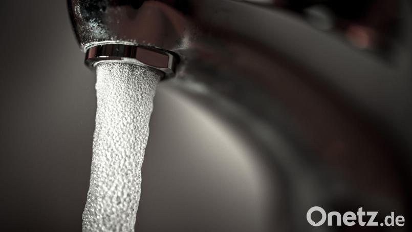 Das Leitungswasser muss abgekocht werden. (Symbobild) Bild: Felix Kästle/dpa