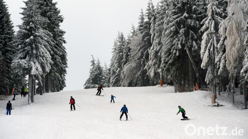 Bei einem Skiunfall am Großen Arber wird eine 25-jährige Frau aus dem Landkreis Amberg-Sulzbach leicht verletzt. Symbolbild: Arno Burgi/dpa