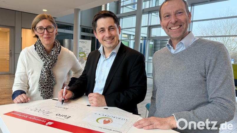 Weihnachtliche Freude bei Oberpfalz-Medien: Die Unternehmensgruppe spendet auch heuer wieder 10.000 Euro. Die Geschäftsführer Thomas Maul und Johannes Zettl unterzeichnen den symbolischen Scheck und übergeben ihn Viola Vogelsang-Reichl, Vorsitzende des Hilfsvereins "Lichtblicke". Bild: Gabi Schönberger