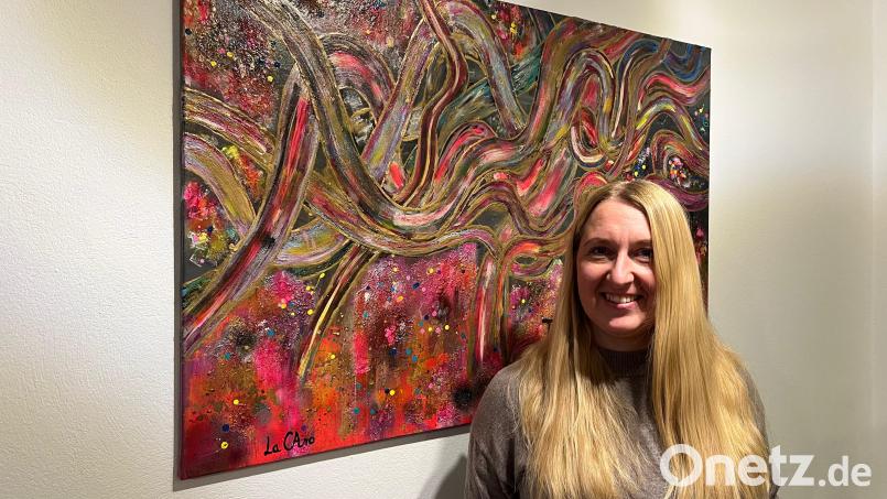 Carola Potrz stieß am 12. Februar 2022 mit Freunden in einem Lokal in der Weidener Innenstadt an. Doch in dem Glas war kein Champagner, sondern Liquid Ecstasy. Noch heute, knapp vier Jahre später, leidet die 41-Jährige unter den Folgen. Ihre Kunst hilft ihr, mit ihrem Schicksal umzugehen. Bild: juh